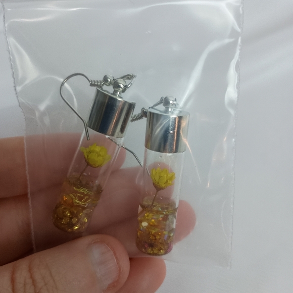 NEW Barbiecore Yellow Flower‎ Silver Dangling Gift earrings (#0285) - Picture 1 of 4